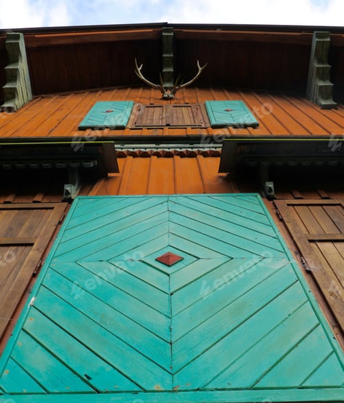 Preview: details of a roof on a wooden cabin/ hiking shelter with window and antlers trophy