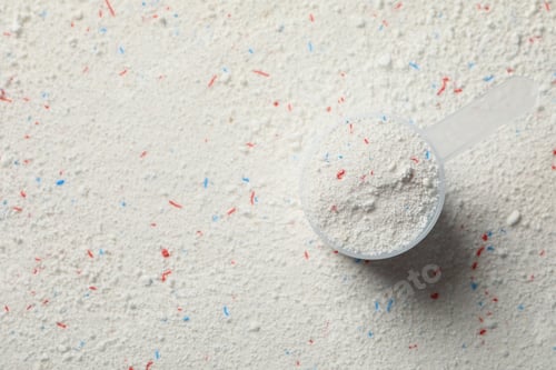 Visualização: Colher com sabão em pó sobre fundo de sabão em pó