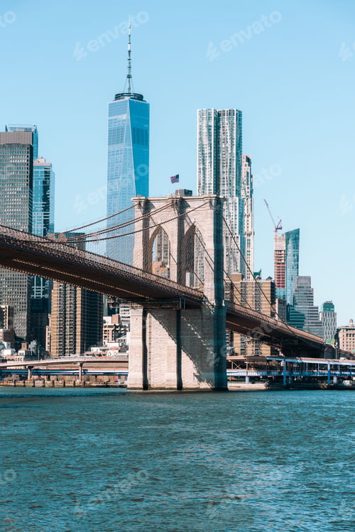 Preview: Sunny day in New York with a clear blue sky