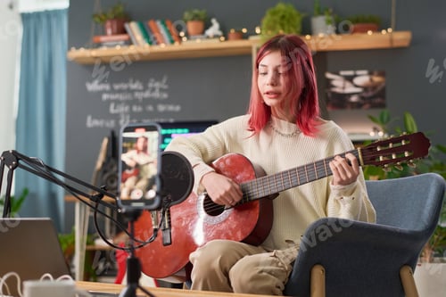 Visualização: Adolescente cantando música no estúdio