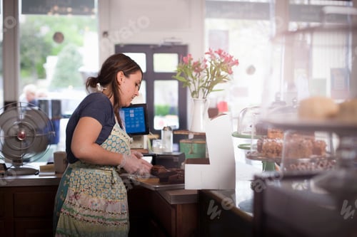 Preview: Bakery owner placing cake into box