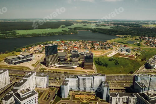 Visualização: Vista do alto da Avenida Pobediteley em Minsk.Novo distrito residencial e comercial em Minsk