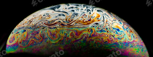 Aperçu: Rainbow-colored bubble against a dark backdrop