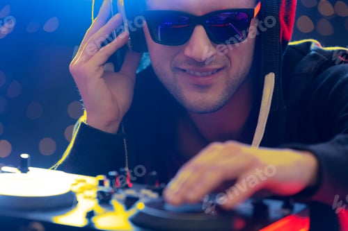 Preview: Club dj playing music