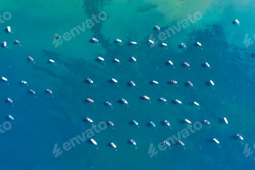 Preview: Aerial shot of boats in the transparent water of Lake Tahoe in the USA.