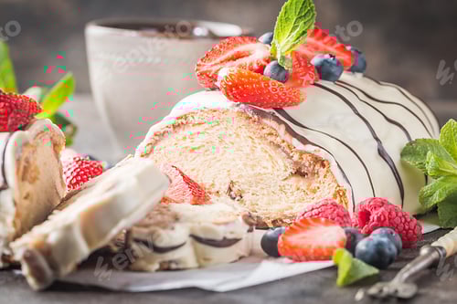 Preview: Delicious Cake Topped with Strawberries and Blueberries
