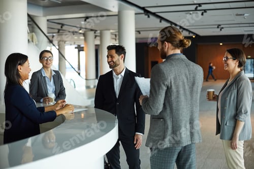 Preview: Forum participants chatting in lobby