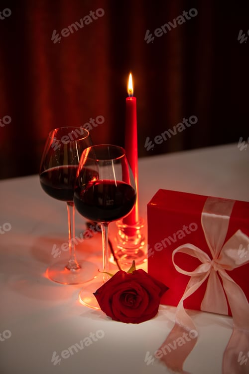 Preview: romantic date concept red wine with glasses and candles