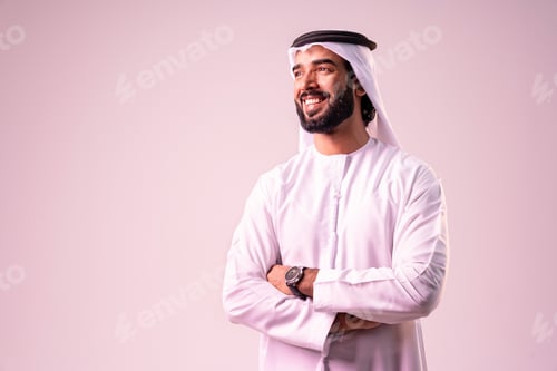 Preview: Arab businessman wearing emirati kandura portrait in studio