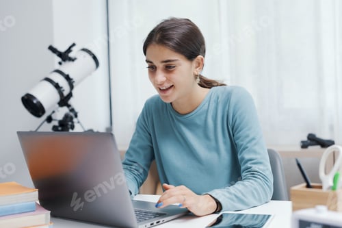 Vista previa: Estudiante feliz conectándose con una computadora portátil