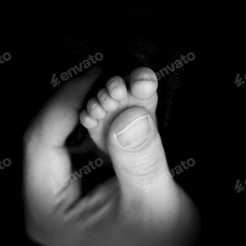 Preview: Father hold leg of newborn son