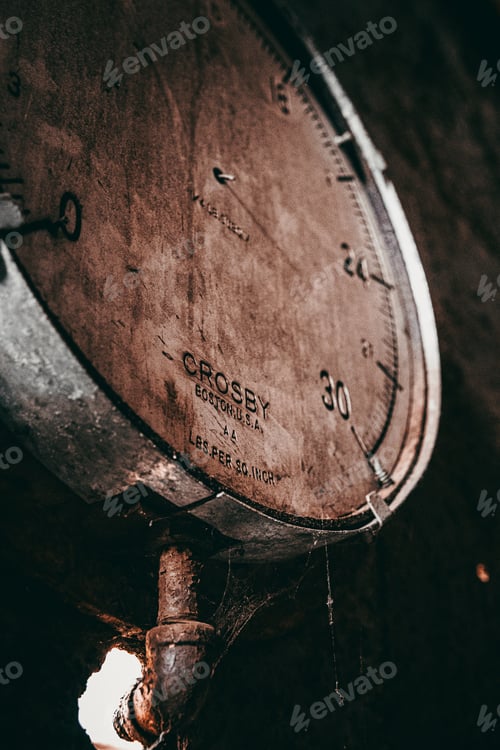 Preview: Vertical shot of an old gauge