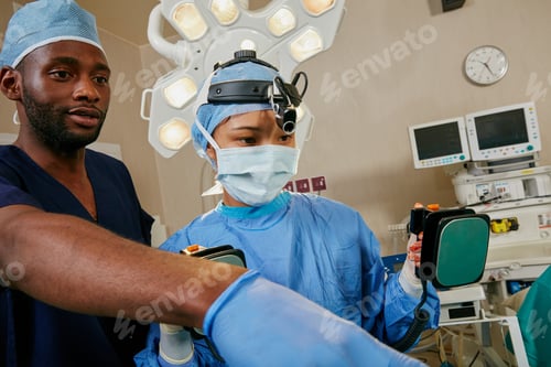 Preview: Surgeons Working Together with Defibrillator in Operating Room