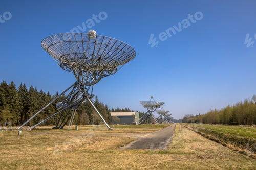 Preview: Row of radio telescopes