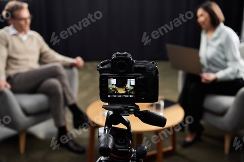 Preview: A middle-aged journalist interviews a specialist in a studio