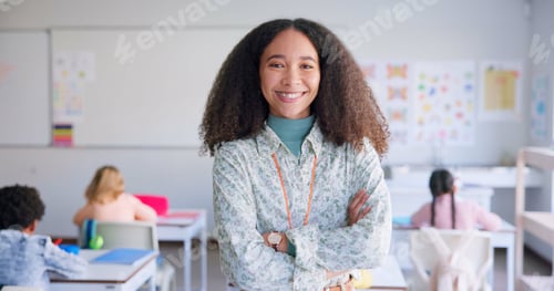 Visualização: Professora, braços cruzados e sorrindo na sala de aula com crianças da escola, orgulhosa ou feliz por cuidar da educação