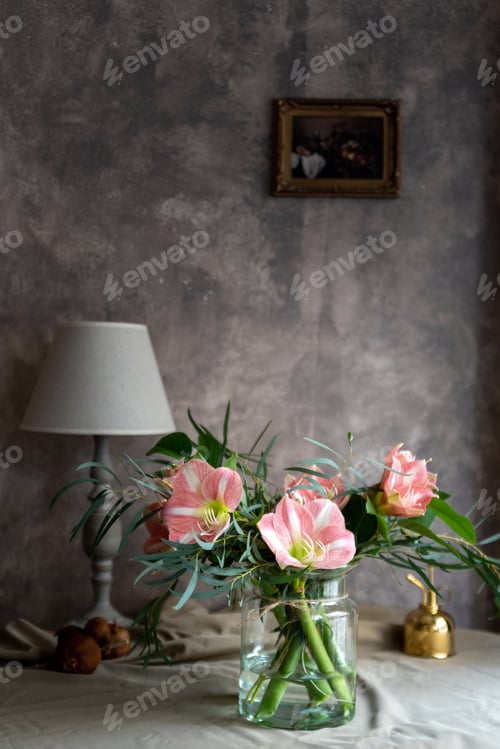 Preview: Bouquet of amaryllis in a glass vase.