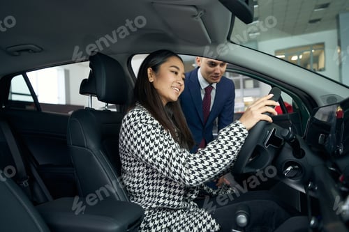 Visualização: O jovem cliente fica feliz em inspecionar o carro antes de comprar
