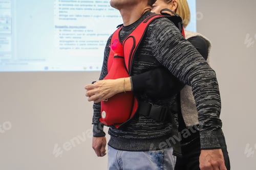 Preview: first aid course - company safety - Heimlich maneuver