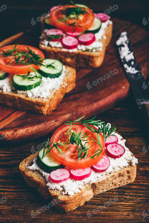 Preview: Vegetarian sandwiches with fresh vegetables