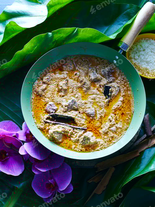 Preview: Still life with Thai massaman curry and bowl of rice
