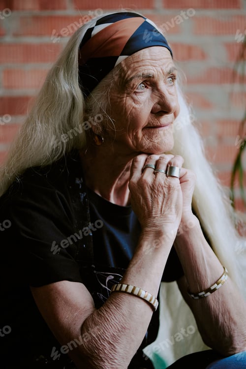 Preview: Creative Senior Woman Looking Away
