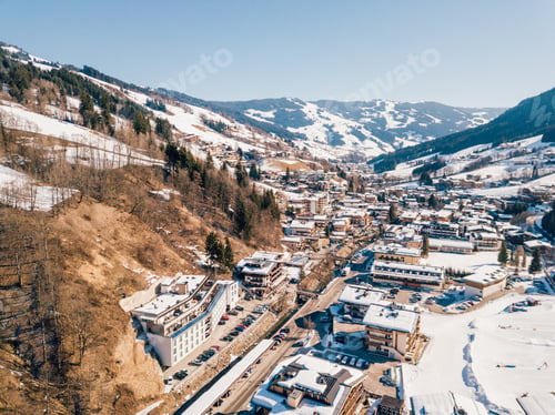 Preview: Beautiful mountain village covered in snow in the Alps in Austria