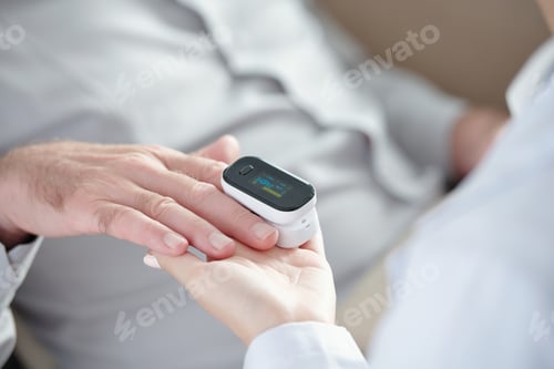 Preview: Doctor Measuring Oxygen Saturation