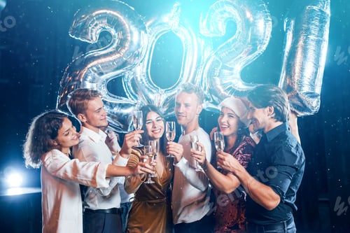 Visualização: Jovens positivos seguram balões com o novo ano de 2021 e comemoram