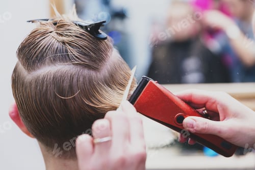 Preview: Cutting hair at the hairdresser's