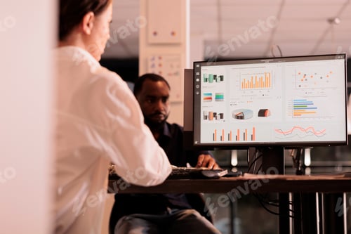 Vista previa: Empleado analizando el panel de informes financieros de la empresa en la pantalla de la computadora