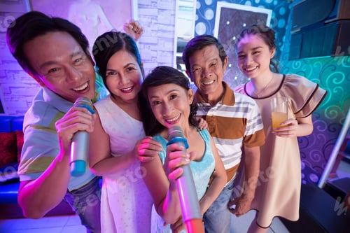 Preview: Friends in karaoke