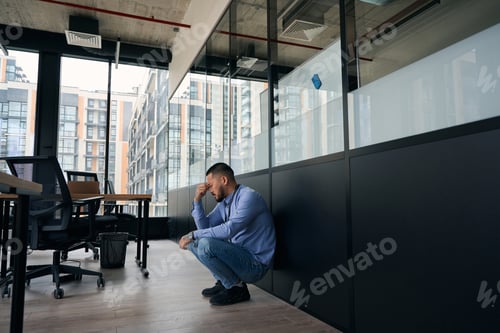 Preview: Exhausted office worker suffering from job burnout