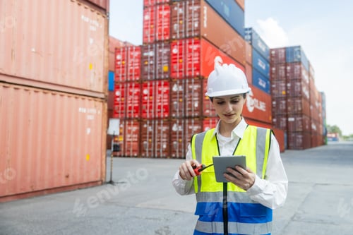 Preview: Engineer port manager communicating in container yard