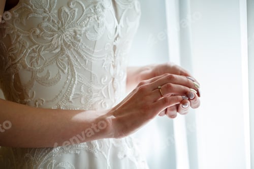 Preview: gold wedding rings in the hands of the newlyweds