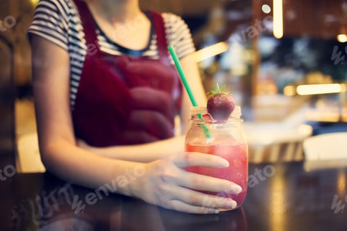 Visualização: mulher bonita com óculos sentada em um restaurante a partir de um coquetel, solidão, estilo de vida