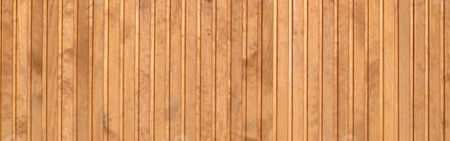 Vista previa: Cierre de paneles de valla de madera marrón. Muchos tablones de madera verticales como una pared completa