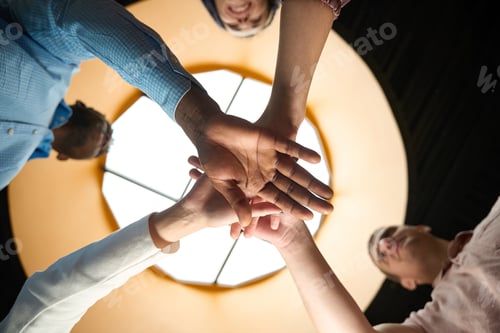Visualização: Equipe dedicada juntando as mãos como símbolo de uma equipe amigável