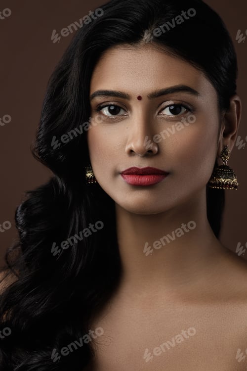 Preview: Portrait of Indian woman with beautiful makeup and hairstyle