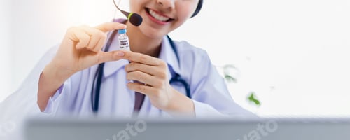 médico sostiene y muestra una botella de la vacuna contra el covid-19 y una charla, conferencia, reunión y presentación en una computadora