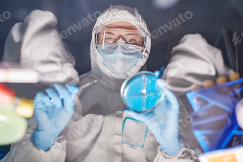 Preview: Doctor analyzing samples in the laboratory