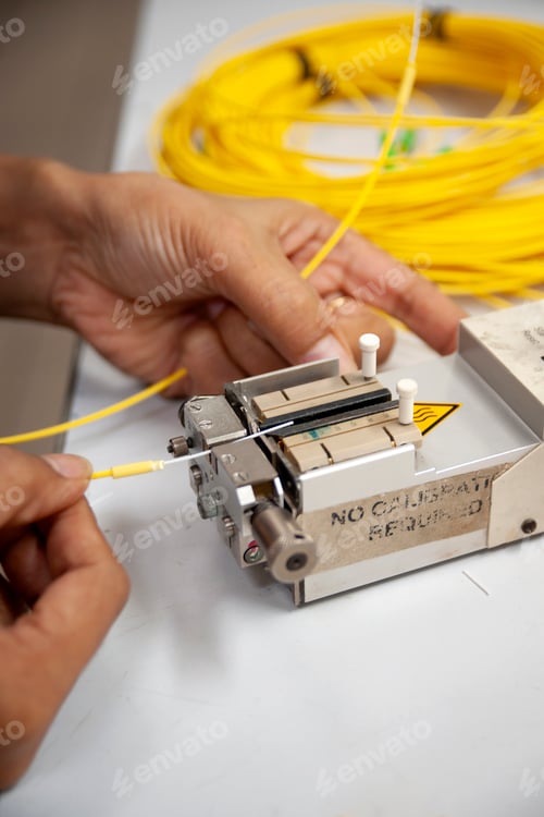 Preview: Technician cleaving an optical fiber, a crucial process for a good fusion of optical fibers.