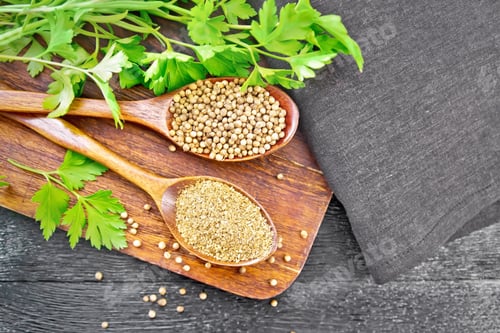 Preview: Coriander ground and seeds in two spoons on black board top