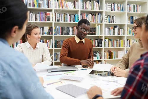 Preview: Student Meeting in Library