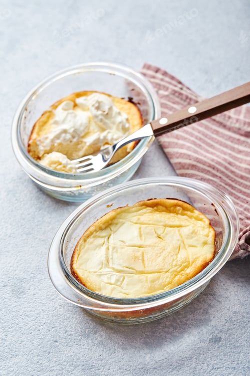 Preview: Delicious cottage cheese casserole in portioned glass forms with sour cream. Traditional Russian