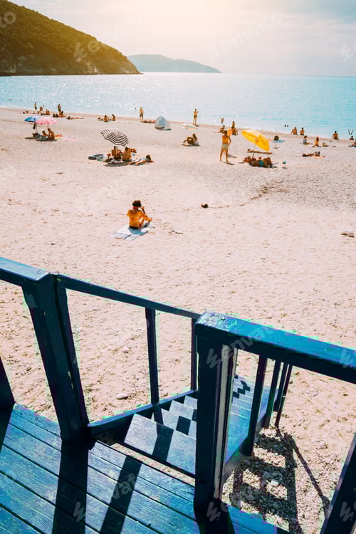 Visualização: Panorama da praia a partir da torre de resgate de salva-vidas. Férias de verão no mar Mediterrâneo