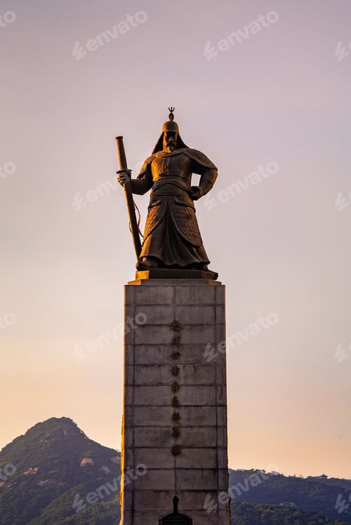 Preview: Vertical shot of the statue of Admiral Yi Sun-sin in Sejongno, Gwanghwamun Plaza, Seoul, South Korea