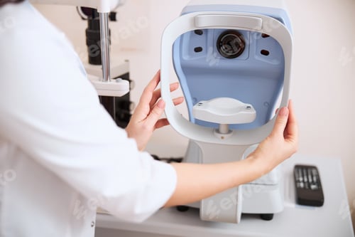 Preview: Physician putting an autorefractor rest into a right position