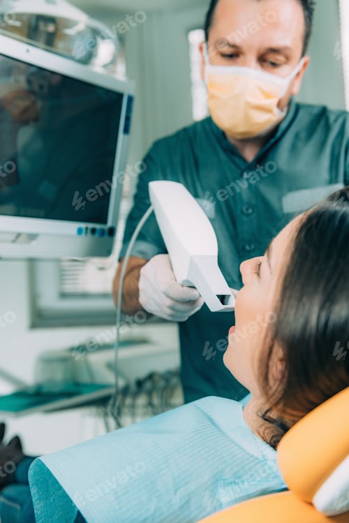 Preview: Dentist using dental camera