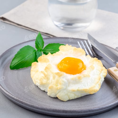 Preview: Trendy cloud or fluffy egg dish on gray plate, square format
